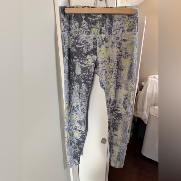 Women's Gray and White Patterned Leggings - Picture 2 of 12
